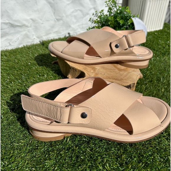 AGL ATTILIO GIUSTI
LEOMBRUNI
Alison Crisscross Strap
Sandal In Basic-basic
$525 - Picture 12 of 16